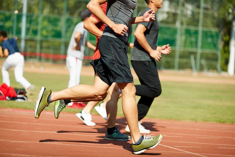 young-asian-athletes-competing-track (1) Sport ortho